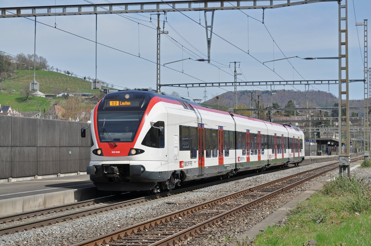 RABe 523 049, auf der S3, verlässt den Bahnhof Gelterkinden. Die Aufnahme stammt vom 14.04.2018.