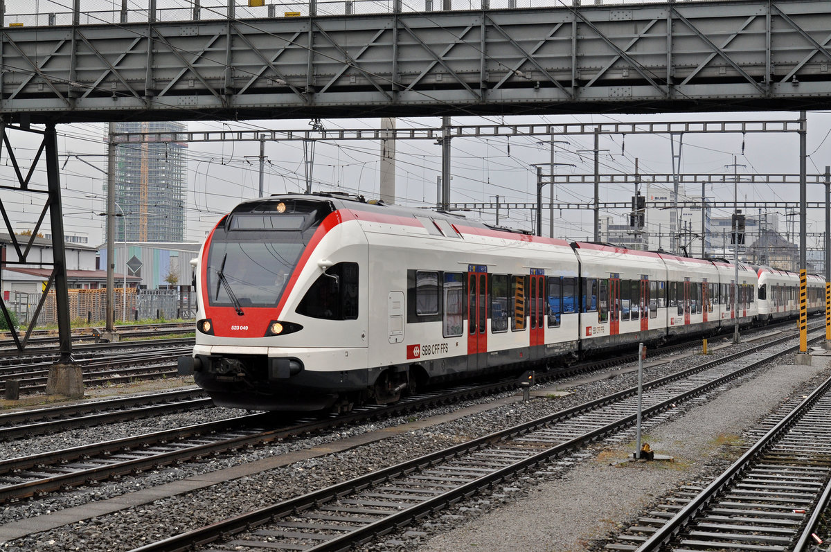 RABe 523 049, auf der S3, verlässt den Bahnhof Pratteln. Die Aufnahme stammt vom 17.10.2016.