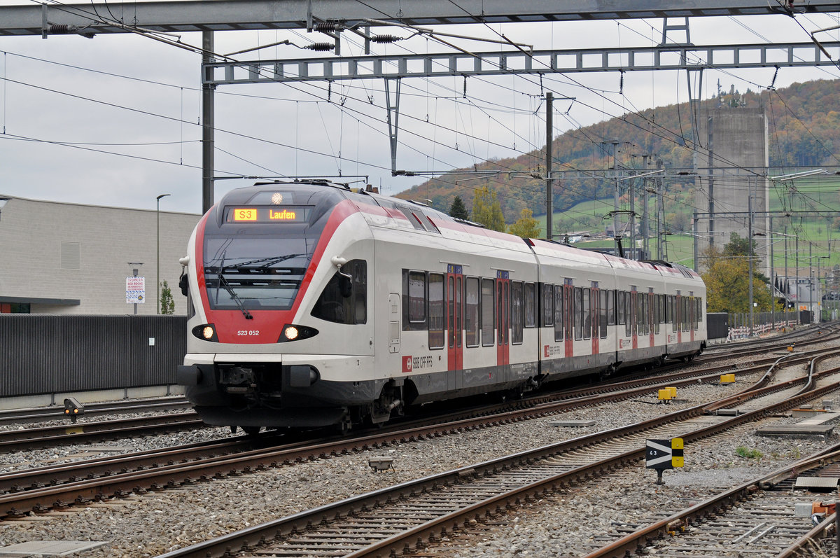 RABe 523 052, auf der S3, fährt beim Bahnhof Sissach ein. Die Aufnahme stammt vom 23.10.2015.