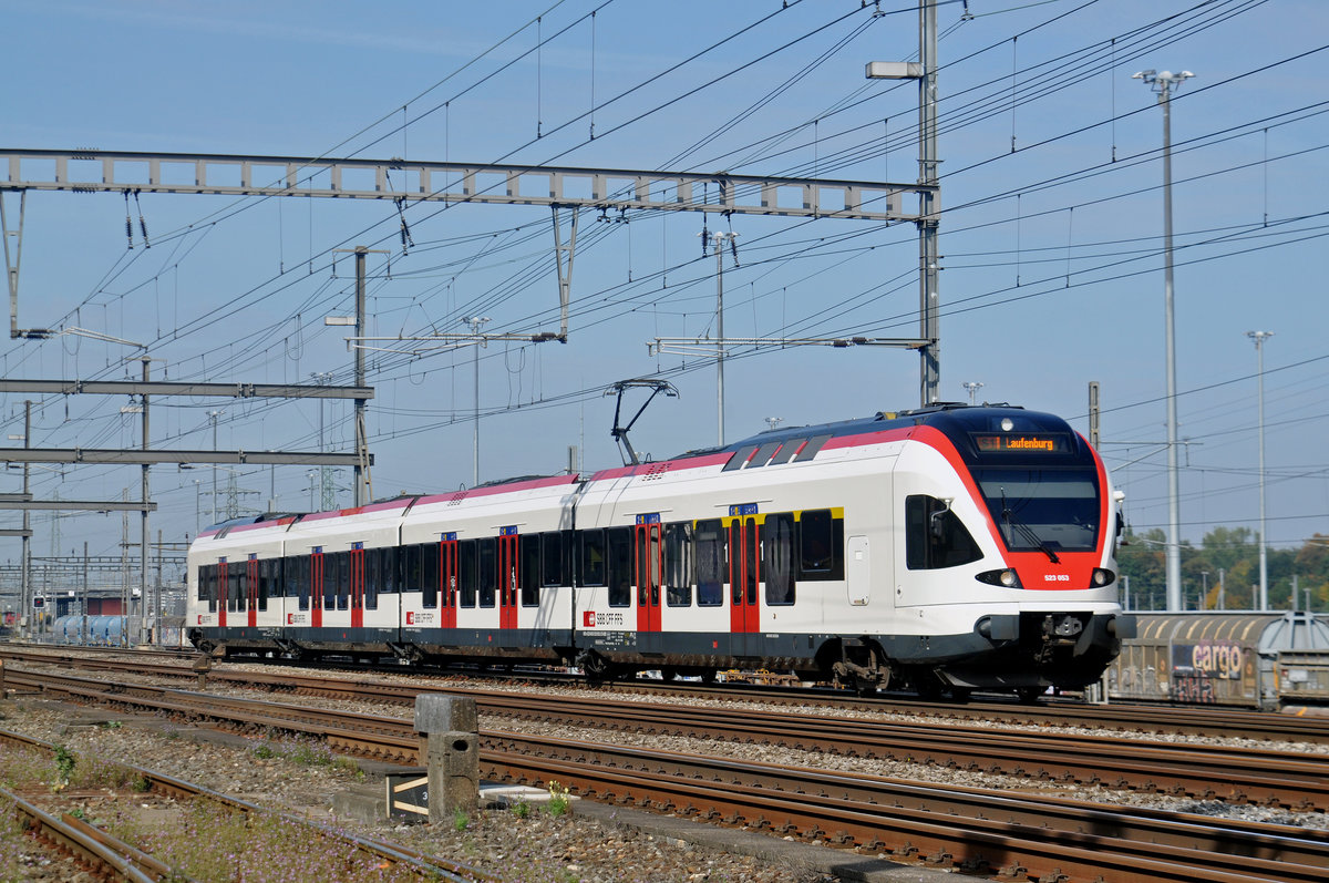 RABe 523 053, auf der S1, verlässt den Bahnhof Muttenz. Die Aufnahme stammt vom 29.09.2017.