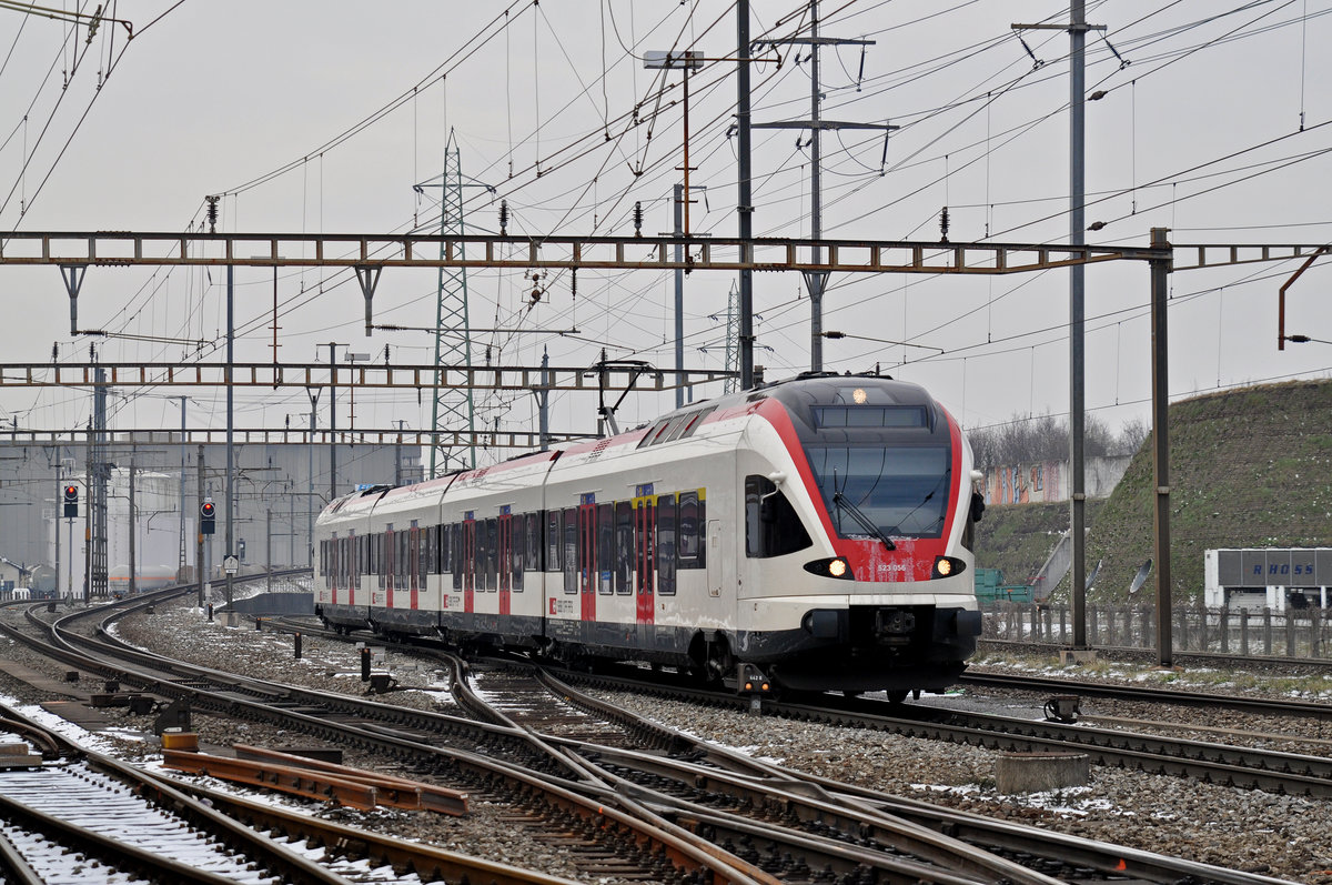 RABe 523 056, auf der S3, fährt zum Bahnhof Pratteln. Die Aufnahme stammt vom 01.03.2018.