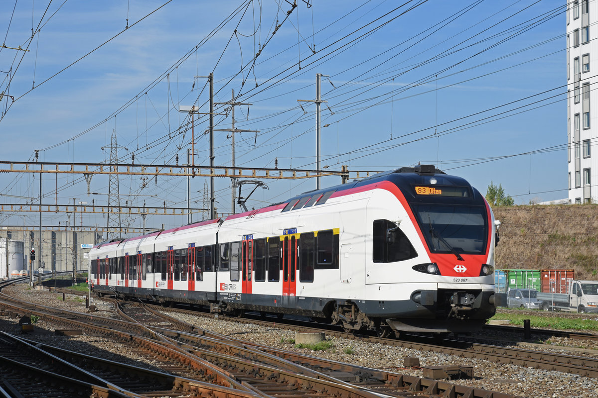RABe 523 067, auf der S3, fährt zum Bahnhof Pratteln. Die Aufnahme stammt vom 16.10.2018.