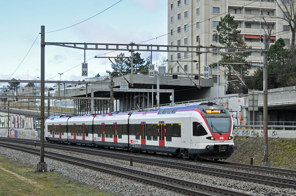 RABe 523 069, auf der S1, fährt Richtung Bahnhof Muttenz. Die Aufnahme stammt vom 18.01.2018.