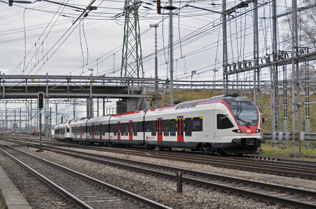 RABe 523 069, auf der S3, fährt beim Bahnhof Muttenz ein. Die Aufnahme stammt vom 09.03.2018.