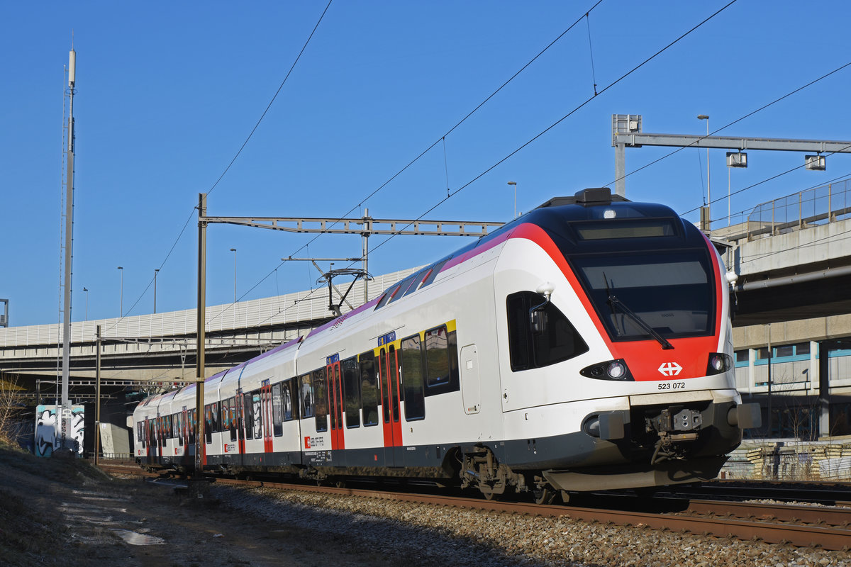 RABe 523 072, auf der S1, fährt Richtung Bahnhof SBB. Die Aufnahme stammt vom 03.01.2019.