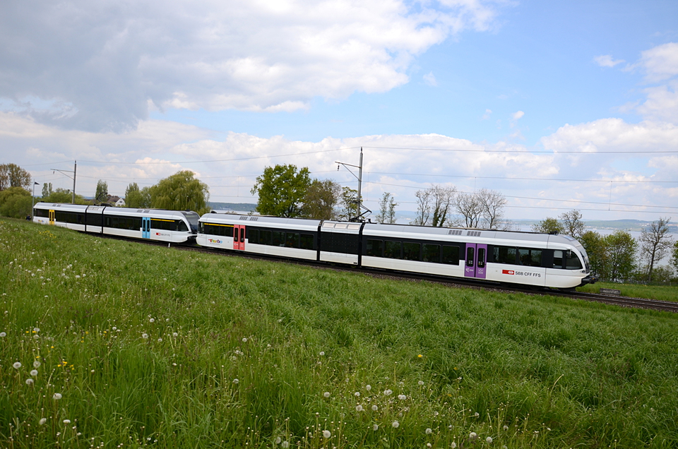 RABe 526 708 und 743 fahren am 4. Mai 2016 auf der Linie S8 von Schaffhausen nach Nesslau-St.Johann. Aufgenommen wurde das Bild beim Haltepunkt Münsterlingen Spital.
