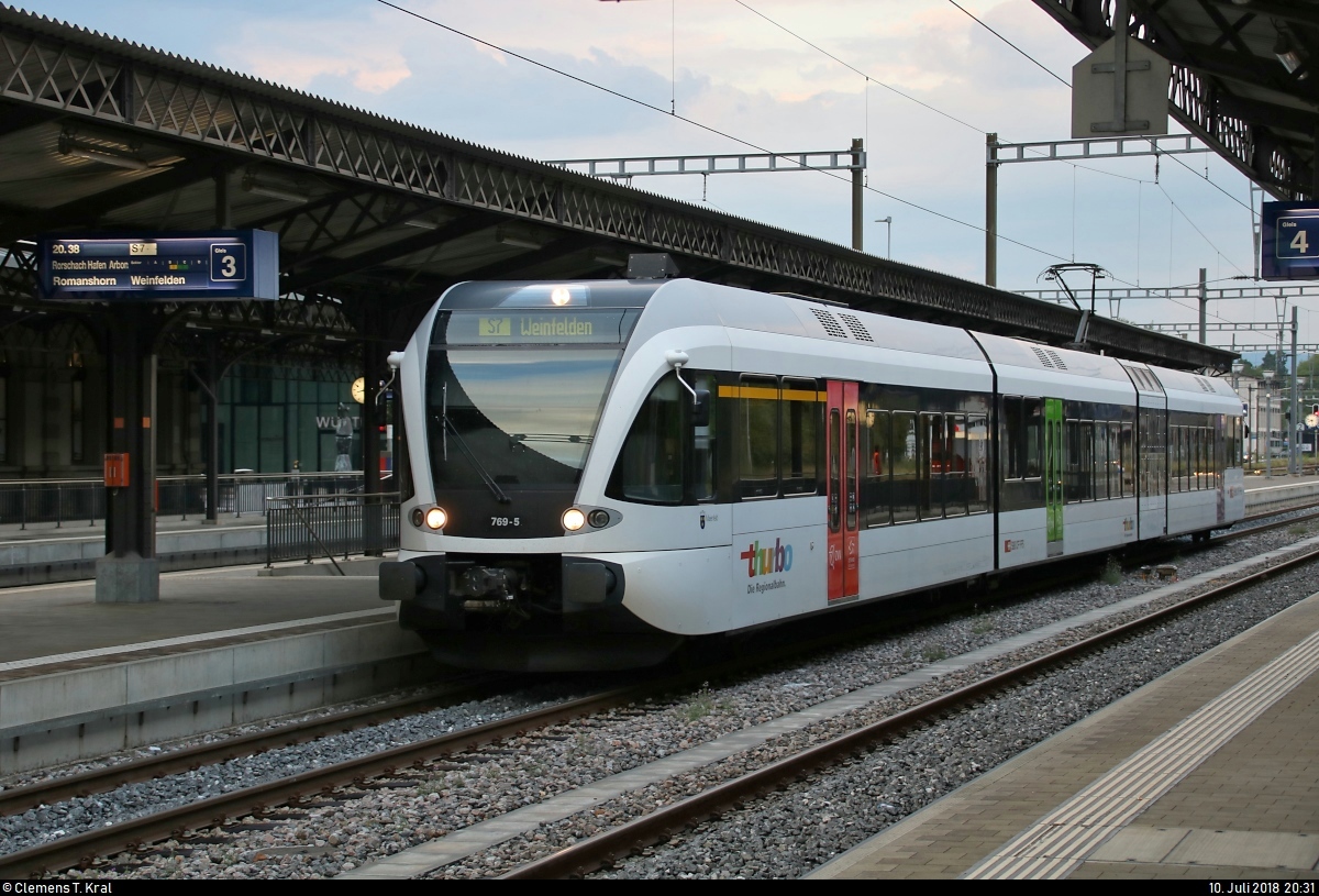 RABe 526 769-5 (Stadler GTW) der S-Bahn St. Gallen (Thurbo AG) als S7 nach Weinfelden (CH) steht in ihrem Startbahnhof Rorschach (CH) auf Gleis 3.
[10.7.2018 | 20:31 Uhr]