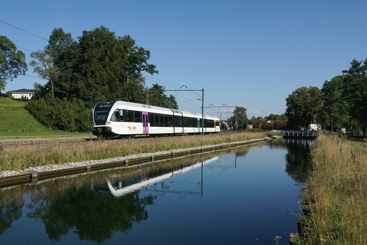 RABe 526 790-1 fährt am 13.09.2016 den Thurkanal entlang von Sulgen Richtung Bürglen.