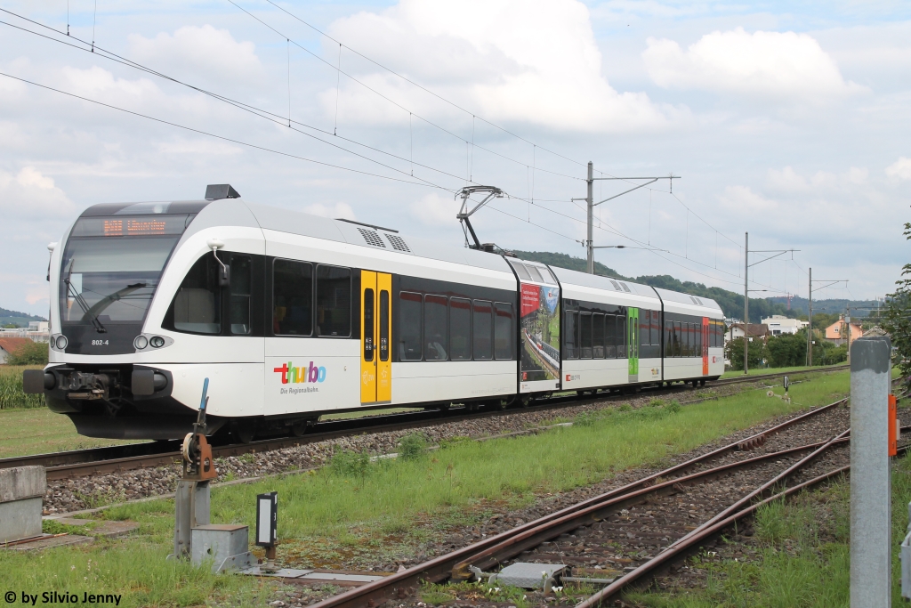 RABe 526 802-4 am 12.8.2017 in Winterthur Wülflingen. Dieser GTW trägt auf dem Antriebsteil eine Werbung für den GoPEX (Gotthard-Panorama Express) der SBB.