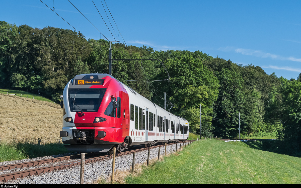 RABe 527 197 der TPF fährt am 7. Juli 2016 bei Mézières als RE in Richtung Romont - Fribourg.