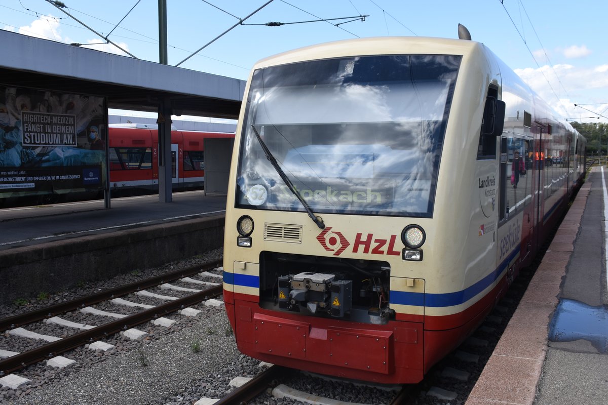 RADOLFZELL am Bodensee (Landkreis Konstanz), 15.09.2017, ein Regioshuttle der HzL als Regionalbahn nach Stockach im Bahnhof Radolfzell