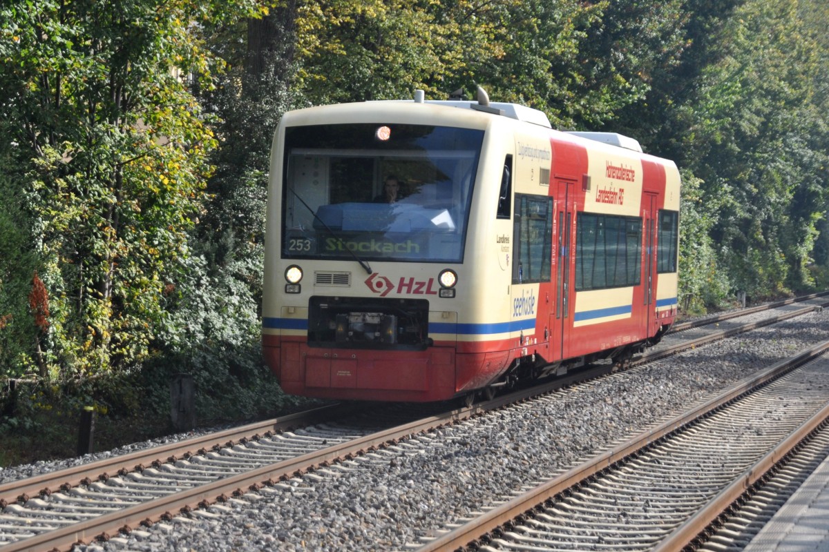 RADOLFZELL am Bodensee (Landkreis Konstanz), 28.09.2014, Wagen 253 der HzL von Radolfzell nach Stockach bei der Einfahrt in den Bahnhof Radolfzell-Haselbrunn