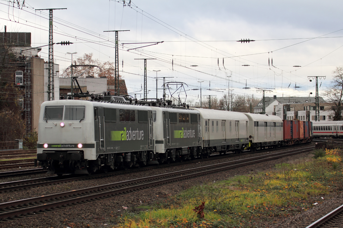 RADVE 111 210-1 mit 111 222-6 in Köln-West 7.12.2018