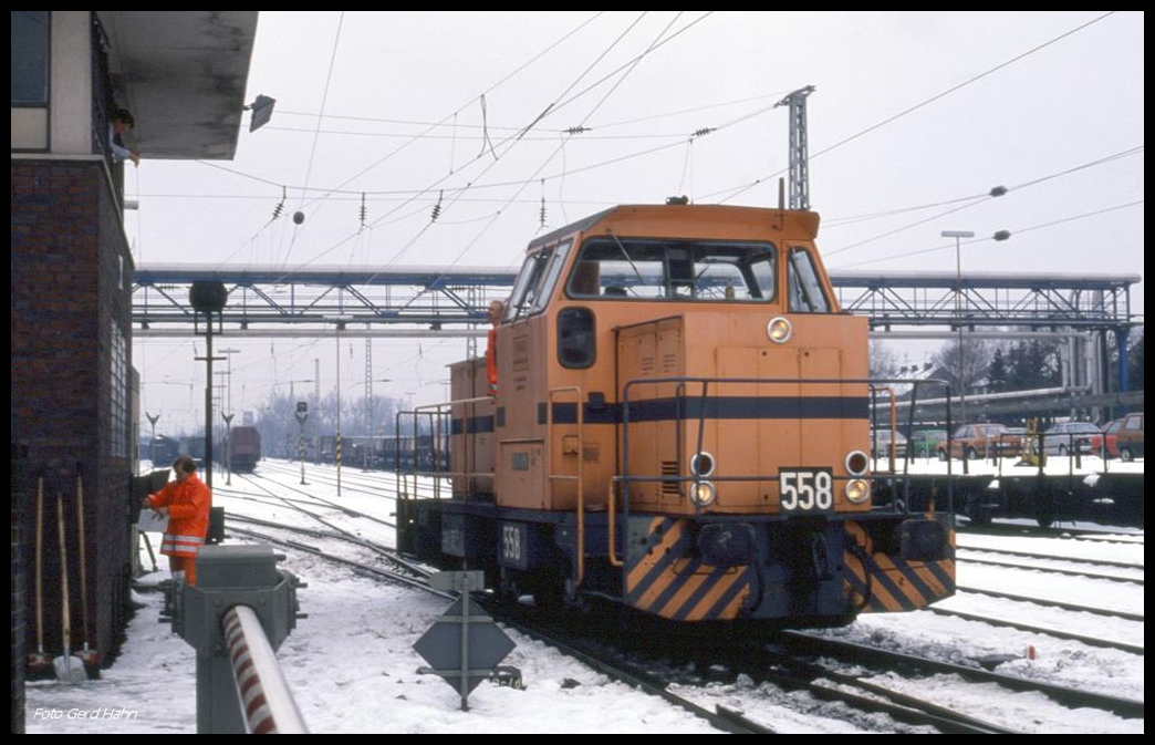 RAG Rangierlok 558 am Stellwerk in Gladbeck West am 16.2.1991.
