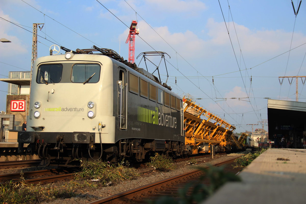 Railadventure 139 558 mit leeren Weichenwagen, Adapterwagen sowie einigen Flachwagen am 24.9.17 im Essener Hbf auf der Weiterfahrt nach Konztanz