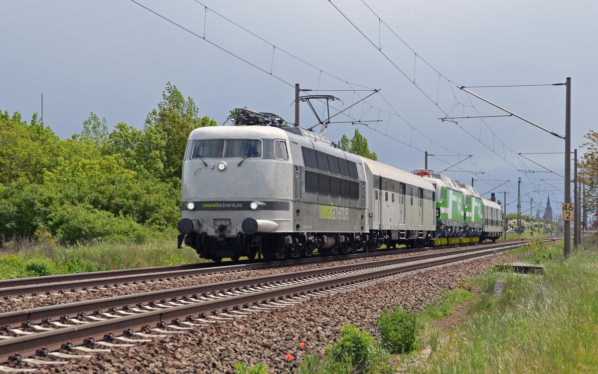 Railadventure überführte mit ihrer 103 222 am 15.05.16 die beiden finnischen Vectrons 103 304 und 103 303 zum Rostocker Hafen. Hier passiert der Zug Greppin in Richtung Dessau. 