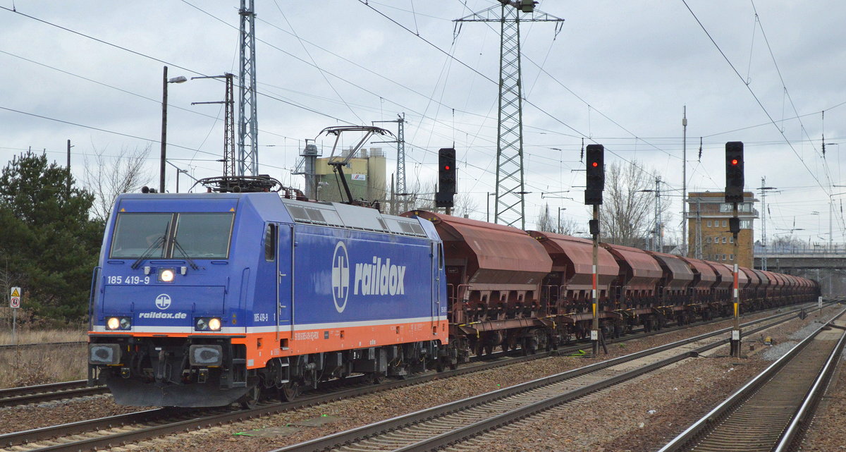 Raildox 185 419-9 mit der regelmäßigen Düngemittel-Leistung mit gedeckten Schüttgutwagen am 30.01.18 Bf. Flughafen Berlin-Schönefeld. 