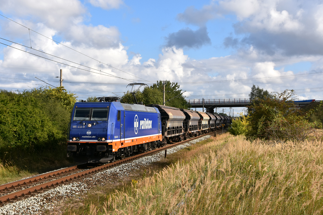 Raildox 185 419 am 21.09.2016 aus Poppendorf. Bilder ist kurz hinter Bentwisch aufgenommen. Im Hintergrund die A19 