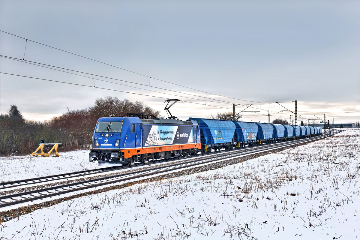Raildox 187 318-1 fährt in Plattling mit einem Getreidezug nach Nord vorüber.Bild 27.1.2019