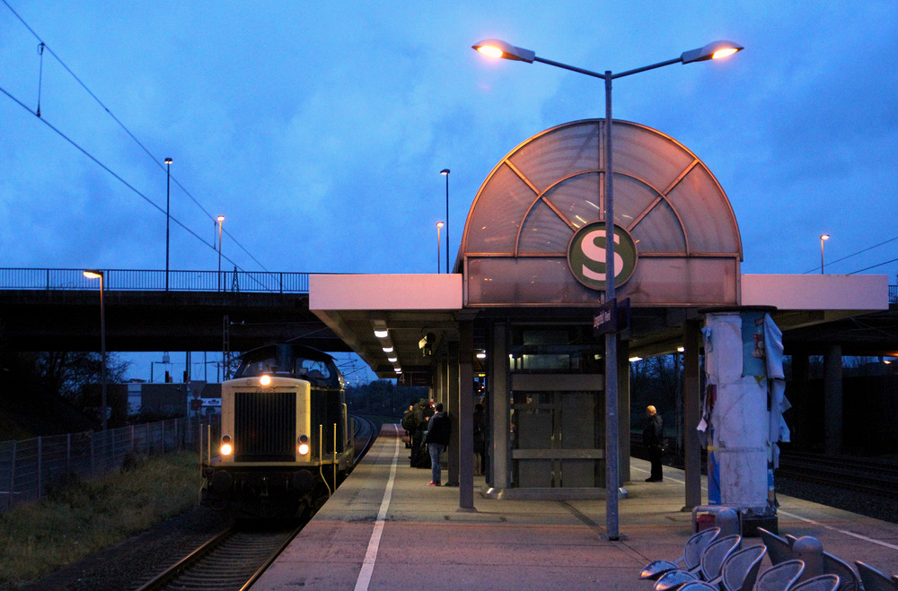 Railflex 212 039 durchfährt zur blauen Stunde den Bahnhof Langenfeld (Rheinland).
Aufnahmedatum: 09.01.2015