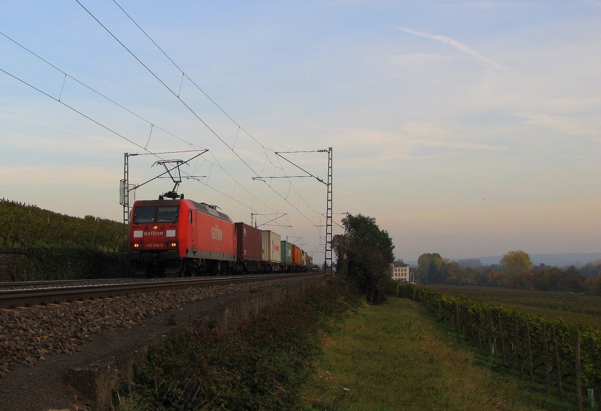 Railion 145 038-6 mit einem Containerzug Richtung Koblenz, am 28.10.2011 bei Erbach (Rheingau).