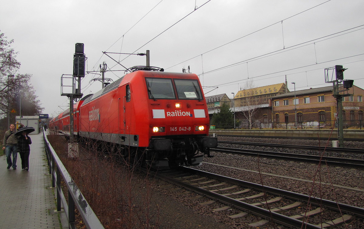 Railion 145 042-8 mit dem RE 16717  SAXONIA  von Leipzig Hbf nach Dresden Hbf, am 02.01.2012 in Oschatz.