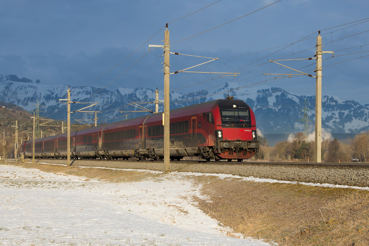 Railjet auf dem Weg nach Wien Flughafen noch am Anfang seiner Reise durch Österreich. Schlins, 14.2.18