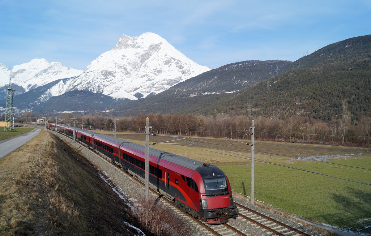 Railjet-Garnitur 36 als RJ 1286  Tirol  (Feldkirch - München Hbf) bei Flaurling. Schublok war die dazugehörige 1116 236; 19.01.2019.