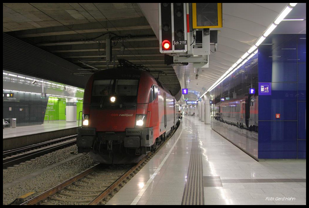 Railjet mit Taurus 1116.219 am 16.10.2016 um 7.56 Uhr in Wien - Flughafen nach München HBF.