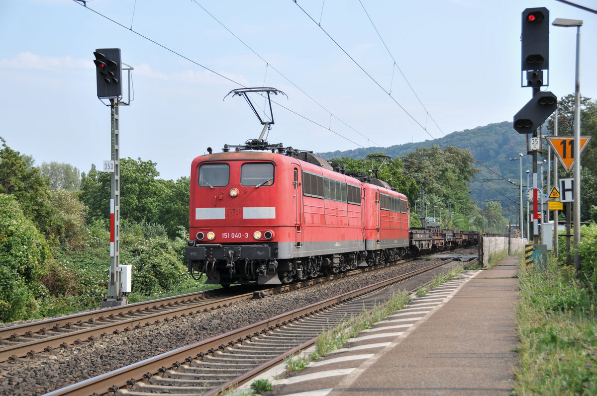 Railpool 151 040-3 und 151 132-8 befahren die linke Rheinstrecke mit einem leeren Coilzug Richtung Norden. Aufgenommen am 17/08/2018 in Namedy.