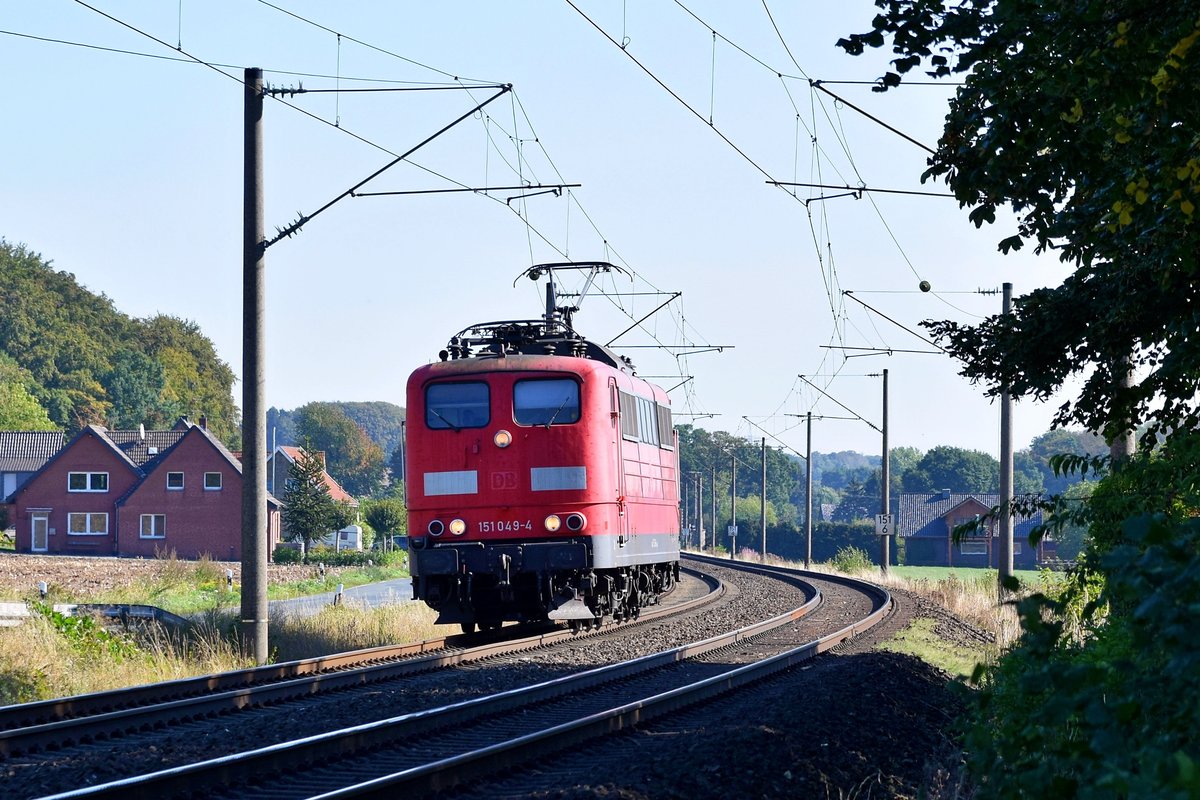 Railpool 151 049 (ex DB), vermietet an DB Cargo, allein in Richtung Rheine (Laggenbeck, 18.09.18).