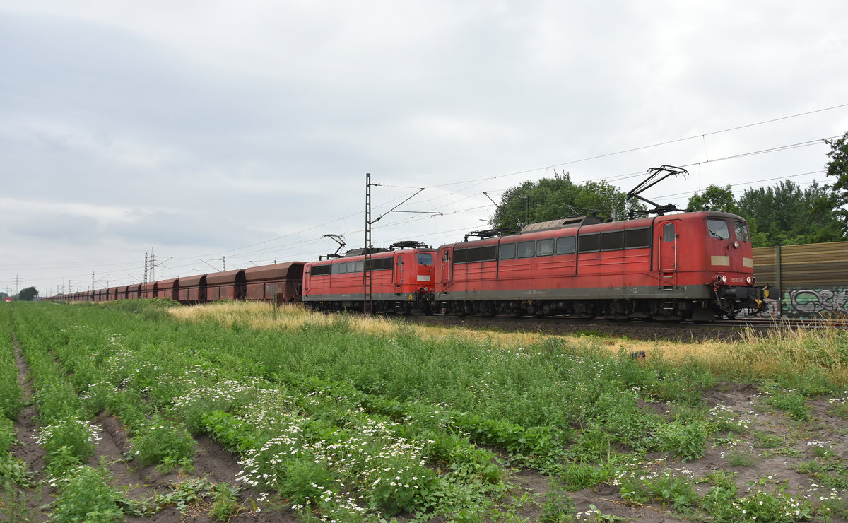 Railpool 151 103-9 und 151 104-7 in Doppeltraktion unterwegs mit einem leeren Erzzug, kommend aus Richtung Lüneburg. Höhe Bardowick, 19.06.2018.