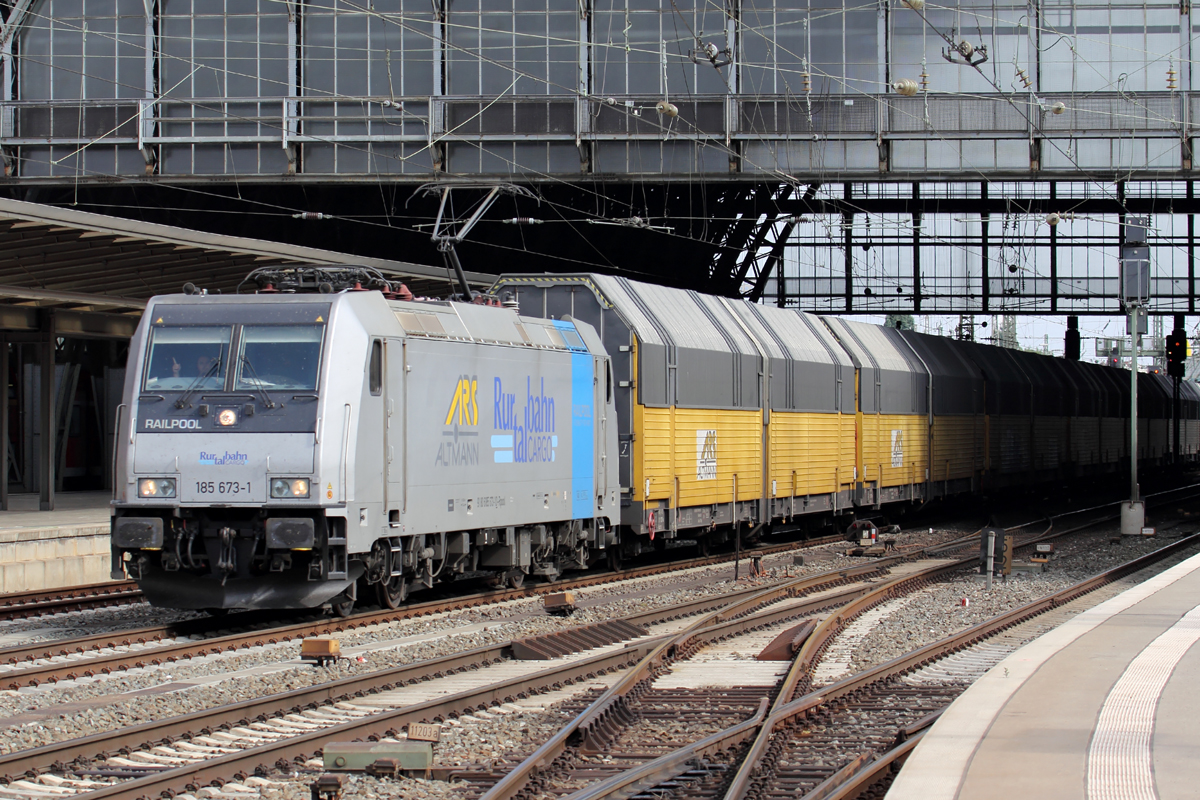 Railpool 185 673-1 unterwegs für Rurtalbahn Cargo durchfährt den Bremer Hbf. 12.8.2015