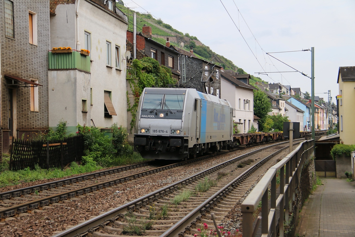 Railpool 185 676-4 der Rurtalbahn Cargo mit leerem Containerwagen in Fahrtrichtung Norden. Aufgenommen am 12.07.2014 in Lorchhausen am Rhein.