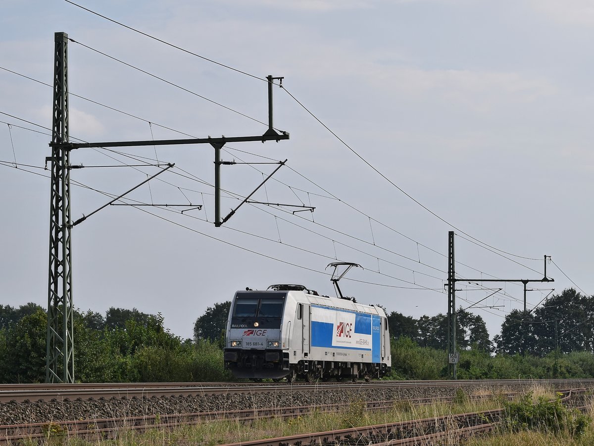 Railpool 185 681, vermietet an IGE (Internationale Gesellschaft fr Eisenbahnverkehr), in Richtung Bremen (bei Diepholz, 03.09.18).