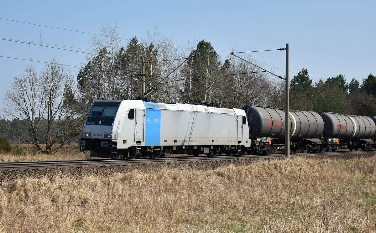 Railpool 185 690-5 unterwegs mit Kesselwagen der ERMEWA, unterwegs in Richtung Hamburg. 10.04.2018, 3km östlich von Büchen.