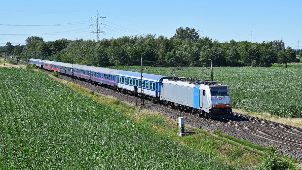 Railpool 186 449, vermietet an Lineas, mit MSM 1111 ( Säuferzug ) Köln-Dellbrück - Westerland (Sylt) mit über zweistündiger Verspätung (Marl [NI], 30.06.18).