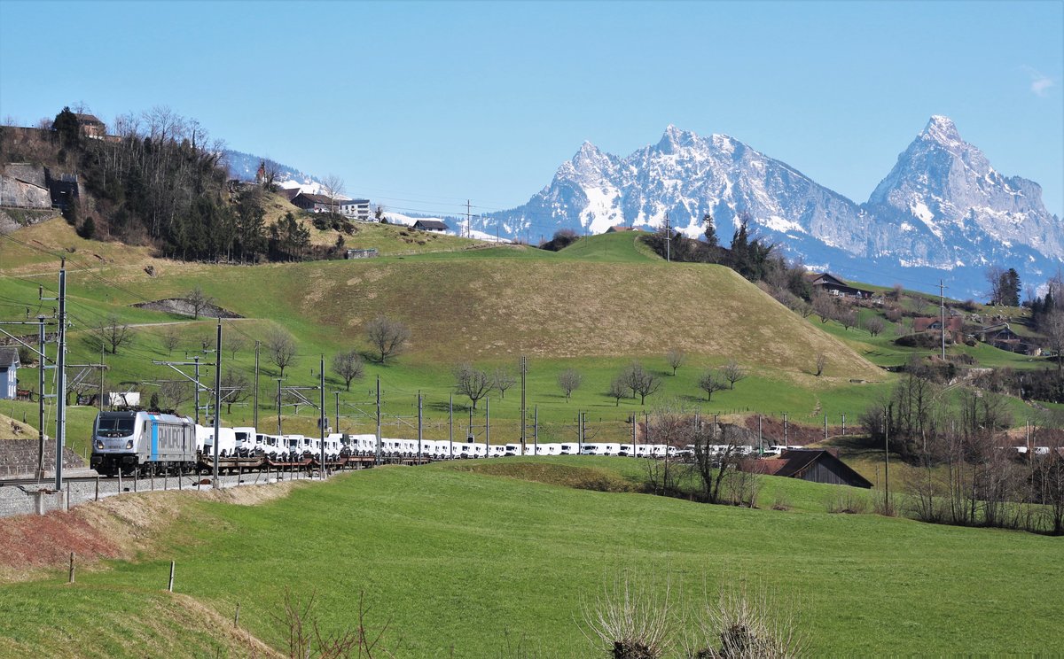 Railpool 187 007-0 unterwegs mit einem langen Autozug am 24. März 2018 vor der Kulisse des grossen Mythens.