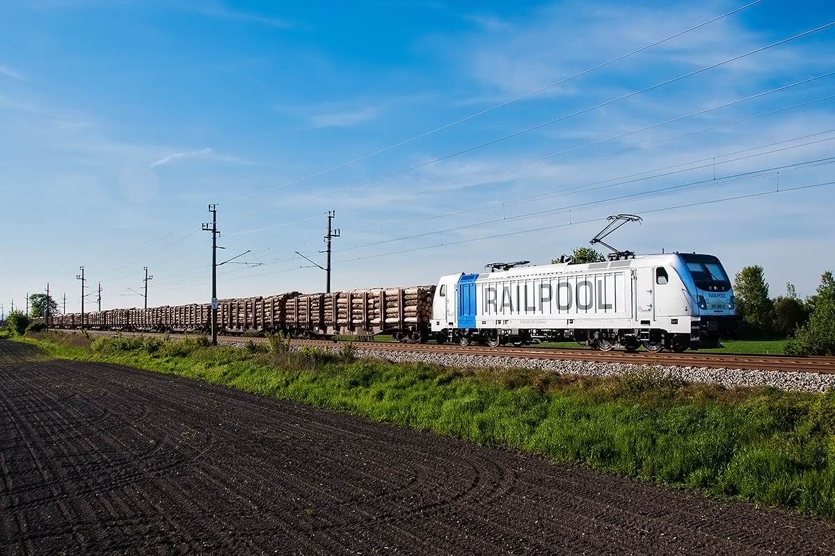 Railpool 187 305 mit viel Holz, unterwegs in Fahrtrichtung Tulln. Neueigen, am 10.05.2017.