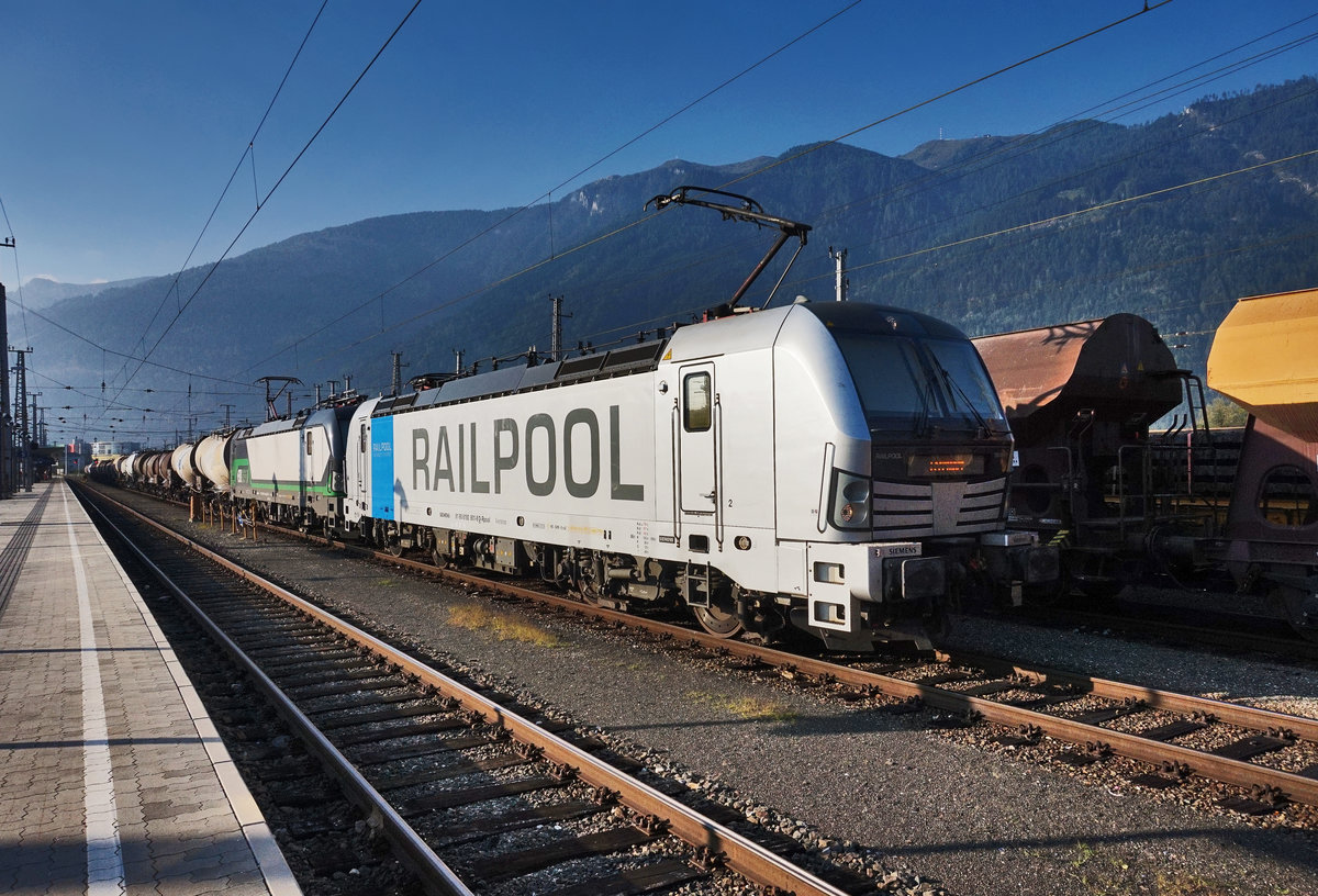 RAILPOOL 193 801-8 und ELL 193 248-2, stehen mit einem SETG-Kesselwagenzug aus Jesenice, im Bahnhof Spittal-Millstättersee. Hier wird der Zug verkürzt und in zwei Teilen, jeweils mit beiden Vectrons, nach Böckstein gebracht.

Aufgenommen am 28.8.2016.