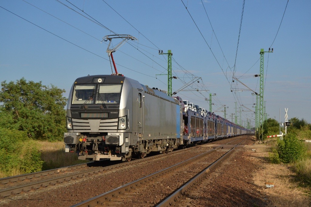Railpool 193 805 mit Dacia-zug in Hegyeshalom bei der Staatsgrenze, am 12. 08. 2013. 