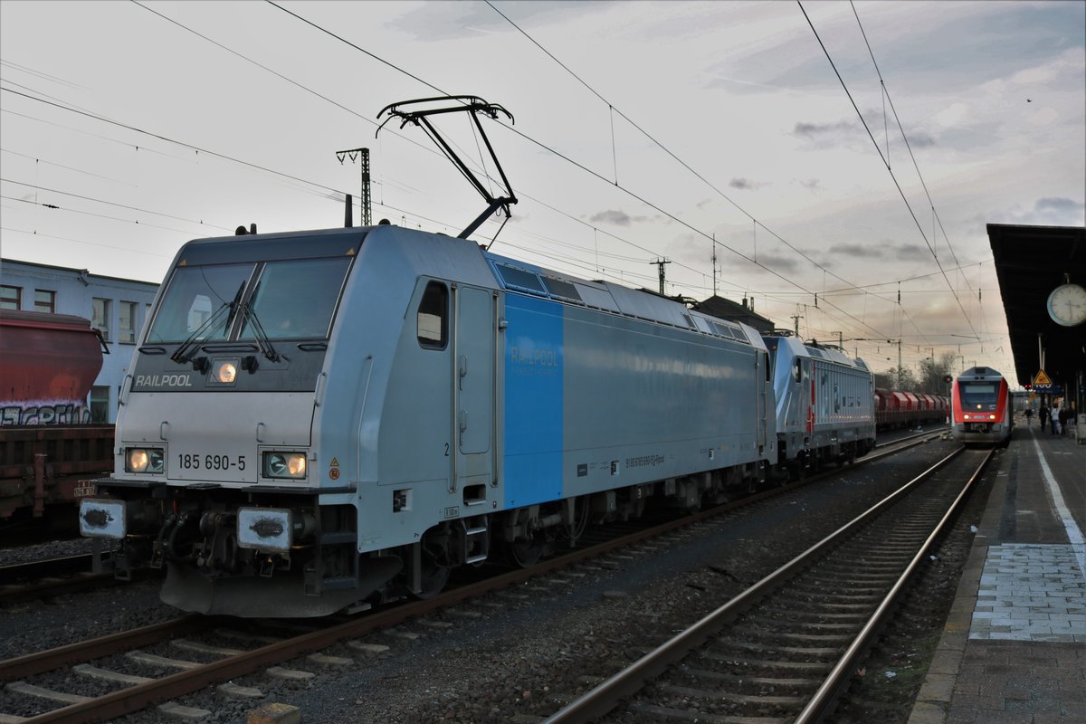 Railpool Bombardier Traxx 185 590-5 und Akiem/CTL Logistics 187 503-8 am 07.01.18 in Hanau Hbf Süd vom einen Bahnsteig aus fotografiert. Jetzt hat die 185 zweimal umgesetzt und schob die 187 wieder ins Abstellgleis 