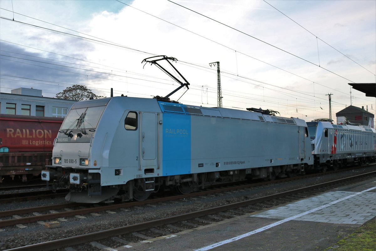 Railpool Bombardier Traxx 185 590-5 am 07.01.18 in Hanau Hbf Süd vom einen Bahnsteig aus fotografiert 