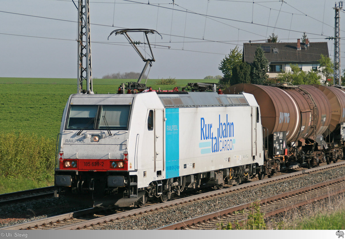 Railpool Lok 185 639-2, angemietet von der Ruhrtalbahn Cargo, ist am Morgen des 10. Mai 2017 bei Herrnberchtheim mit einen Kesselwagen-Ganzzug in Richtung Ansbach unterwegs. Ein wenig irritieren die Schlußscheiben an der Front der Lokomotive.