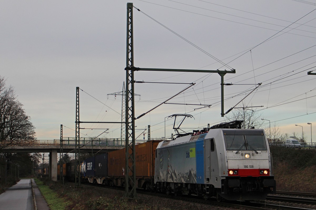 Railpool/BLS (ERS Railways) 186 108 am 27.12.13 mit einem Containerzug in Ratingen-Lintorf.