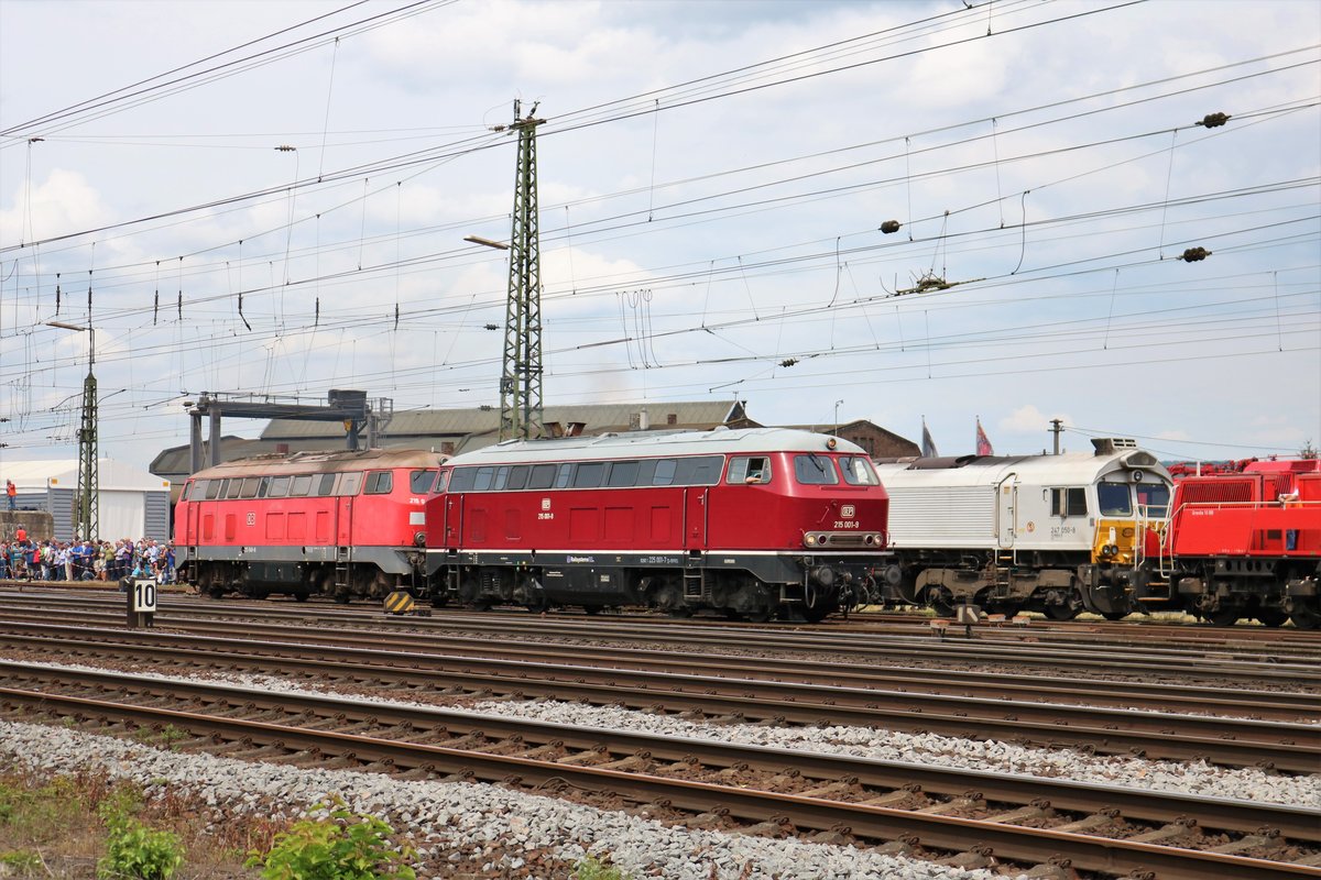 Railsystems RP 215 001-9 und 215 049-8 am 16.06.18 in Koblenz Lützel beim Sommerfest von einen Gehweg aus fotografiert