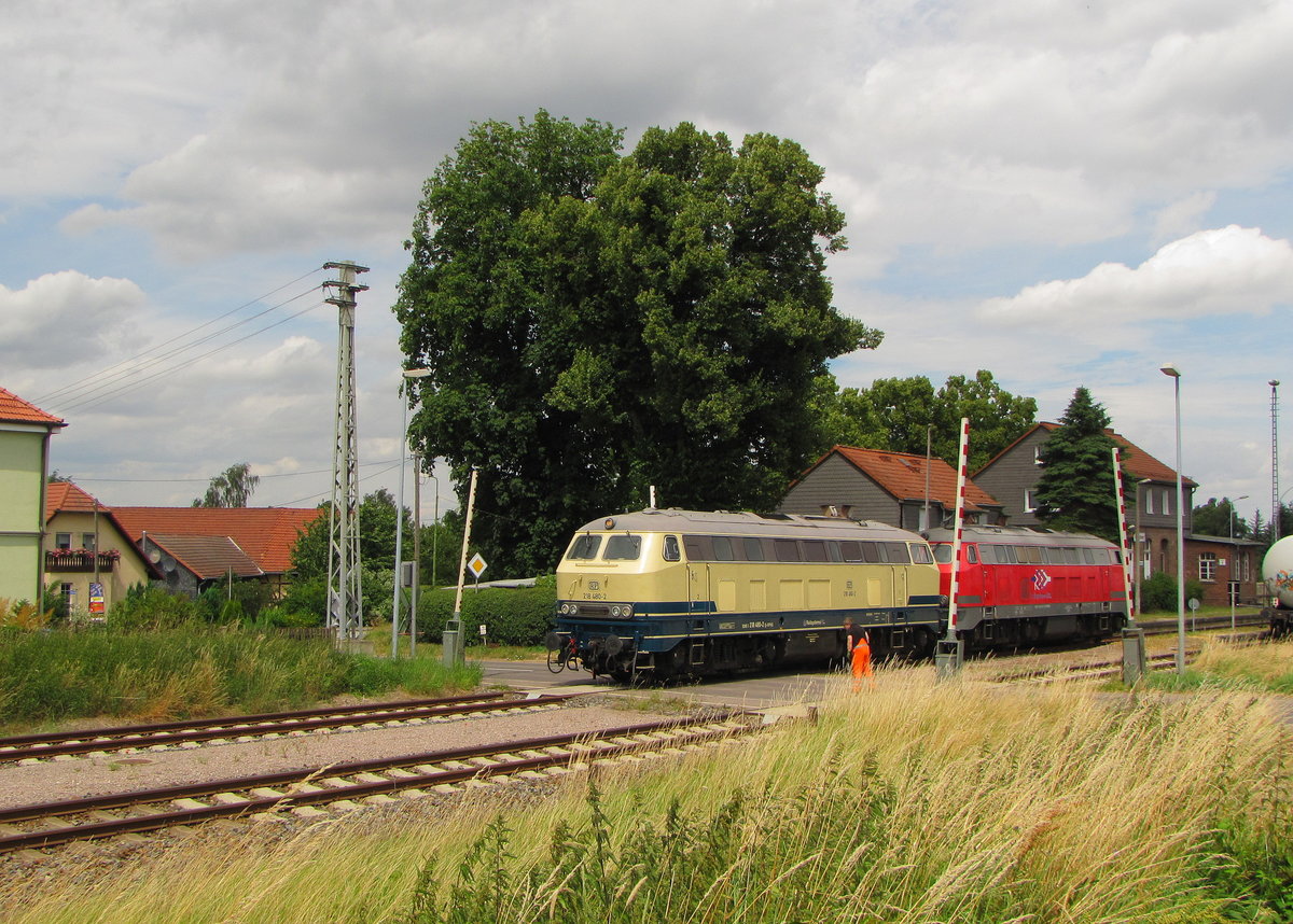 Railsystems RP 218 480-2 + 218 469-5 am 11.07.2016 beim umsetzen in Emleben. Die Fahrt über den BÜ war trotz offener Schranken durch die Absicherung des Wagenmeisters möglich.