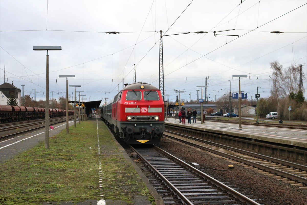 Railsystems RP 218 488-5 mit Sonderzug am 09.12.18 in Hanau Hbf
