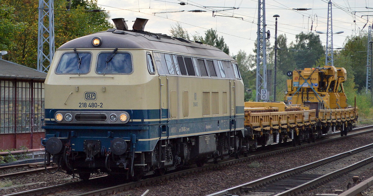 Railsystems RP mit 218 480-2 (9280 1 218 480-2 D-RPRS) und zwei Drehgestell-Flachwagen der EIFFAGE RAIL am 12.09.18 Berlin-Hirschgarten.