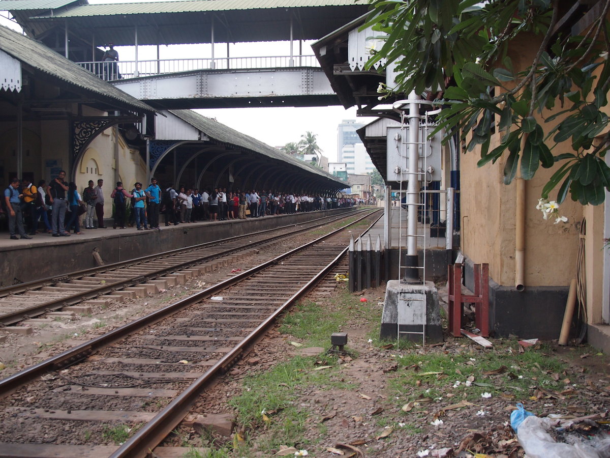 Railway Station KOMPANNAVIDIYA. Die Station ist mitten in Colombo der Hauptstadt Sri Lankas.
Richtung Norden geht es zum Hauptbahnhof (Fort Railway Station), Richtung Süden Richtung Moratuwa, Panadura, Kalutara und Aluthgama. Aufgenommen am 13.11.17